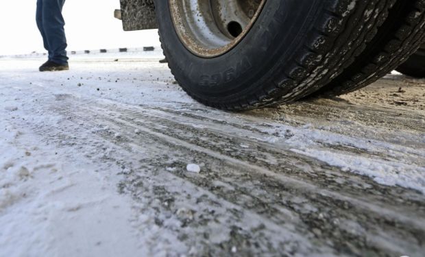 МЧС просит автомобилистов быть аккуратнее на дорогах в непогоду