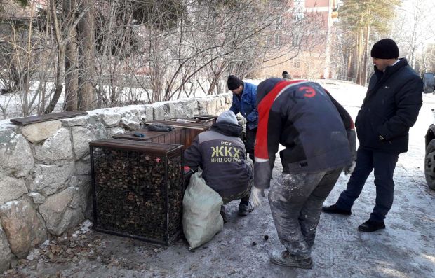 Управляющая компания отреставрировала лавочку-шишку в Верхней зоне