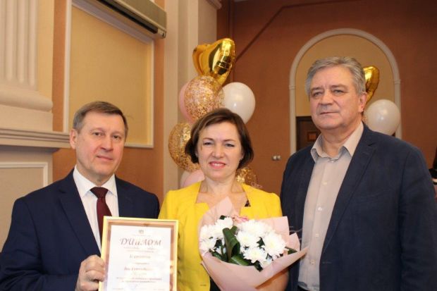 Мэр Анатолий Локоть вручил дипломы многодетным матерям
