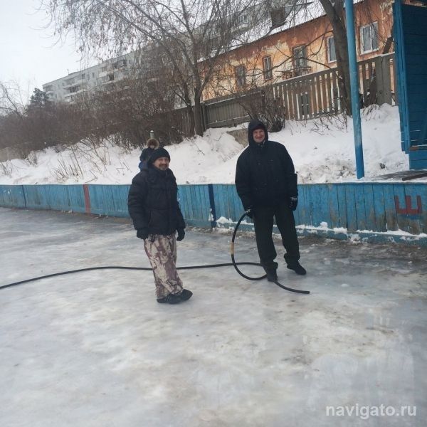 Своих на Шлюзе не бросают: общественники начали заливать каток между школами