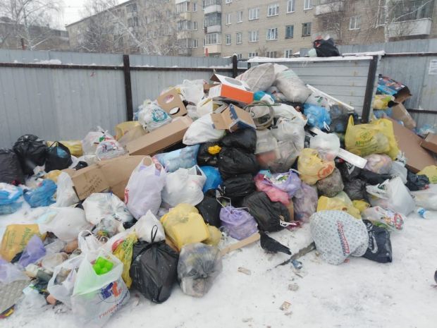 Дворы в микрорайоне ОбьГЭС завалены бытовым мусором