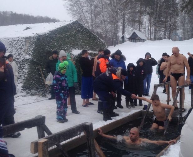 Около 19 тысяч человек не испугались ледяной воды в Крещение