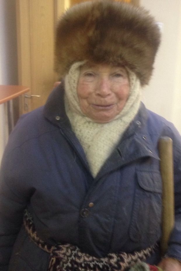 Баба Зоя из Академгородка помогает дорожникам и коммунальщикам