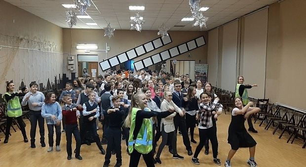 Сотрудники ГИБДД и ученики школы № 162 повторили ПДД