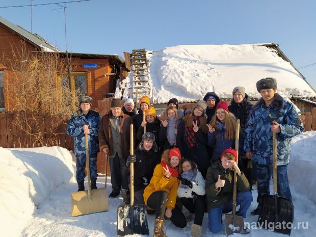 «Снегоборцы»: молодежь Советского района помогла ветеранам убрать снег