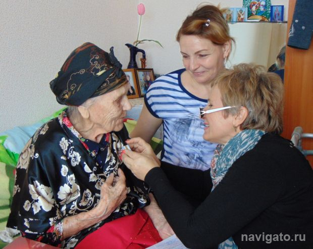 Столетней жительнице Советского района вручили медаль к 75-летию Победы