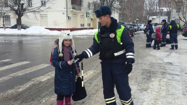 Инспекторы ГИБДД просят школьников быть внимательнее в дни каникул