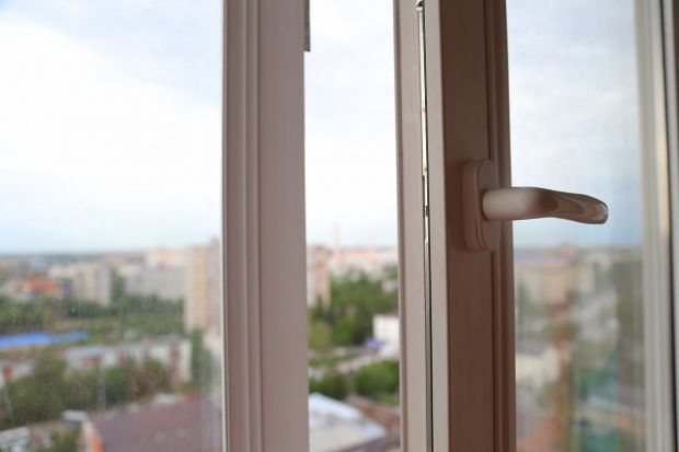 Осторожно, окно! Родителей просят не оставлять детей без присмотра