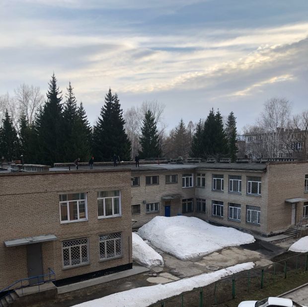 Подростков на крыше одного из муниципальных зданий увидели горожане