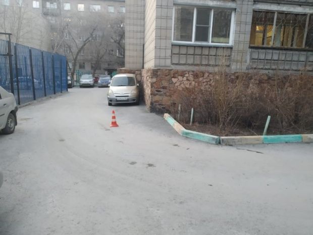 Ребенка на самокате сбили во дворе одного из домов Новосибирска