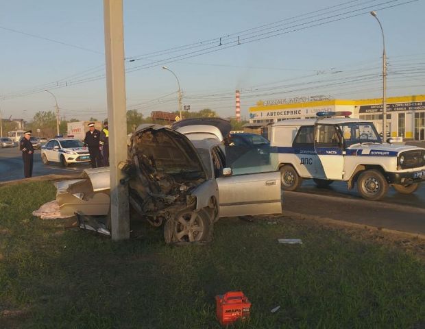 Недоброе утро: водитель Субару погиб, врезавшись в опору рекламного щита