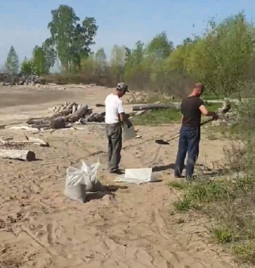 Жительницу ОбьГЭС возмутило воровство песка с пляжа (видео)