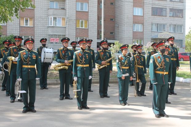 Курсанты НВВКУ сыграли перед врачами бердской поликлиники