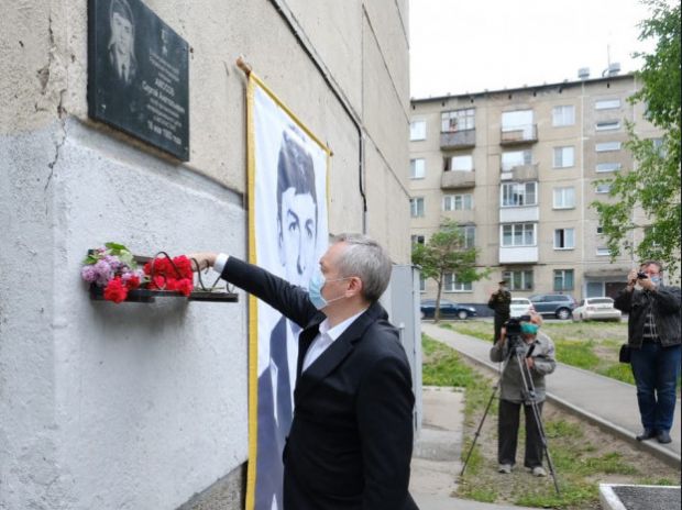 Губернатор принес цветы к дому выпускника НВВКУ