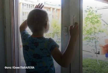 Маленький мальчик выпал из окна, облокотившись на сетку