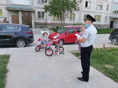 Все чаще дети попадают под колеса машин прямо во дворе у дома
