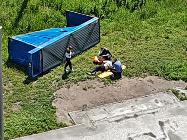 Порывами ветра перевернуло остановку. Пострадал человек
