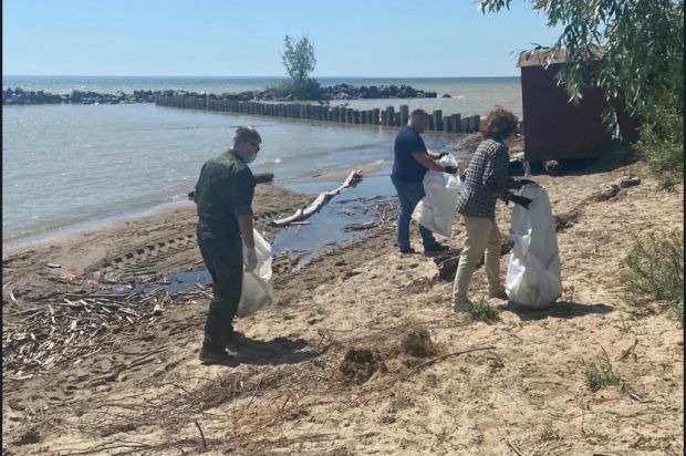 Более 60 мешков мусора собрали на берегу водохранилища