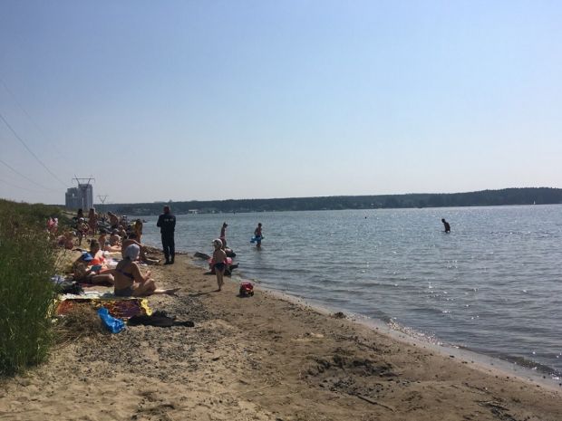 В аванпорту шлюза из воды достали труп женщины