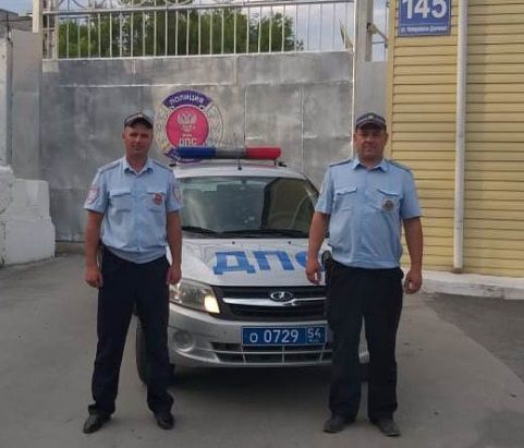 Инспекторы ГИБДД помогли спасти ребенка