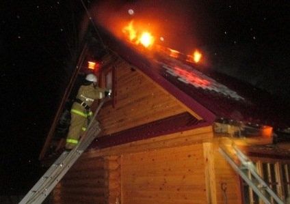 Четыре часа пожарные тушили дачу в Советском районе