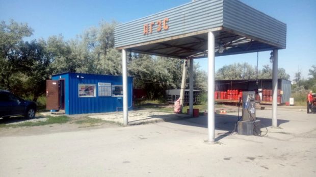 2650 рублей и мобильный телефон украли с заправки жители Карасука