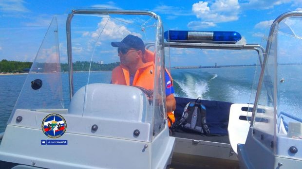 Парня и девушку унесло в море на надувном матрасе