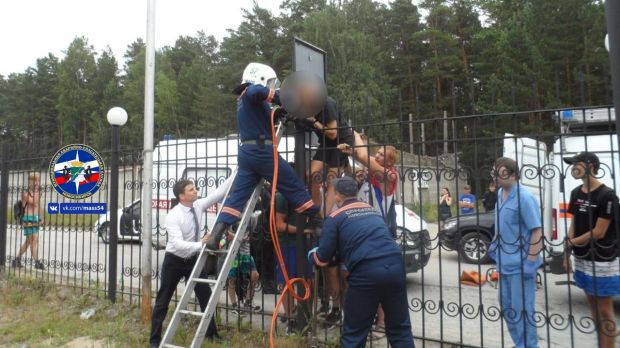 17-летний подросток повис на металлическом заборе на Шлюзе