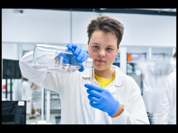 Нахимичил на золото: ученик СУНЦ НГУ выиграл Менделеевскую олимпиаду