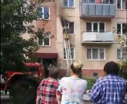Осталась без присмотра: девочка выпрыгнула из окна горящей квартиры