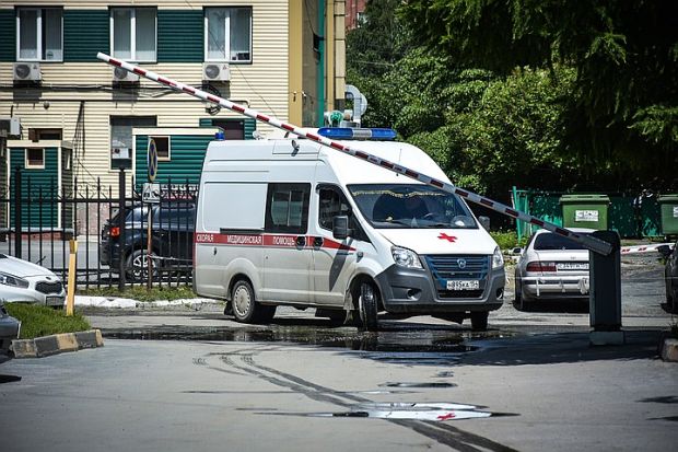 Пенсионерка упала на стеклянный парник и скончалась от полученных травм
