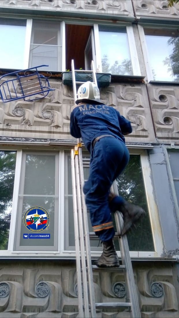 Малыши дважды за сутки закрыли своих близких на балконе
