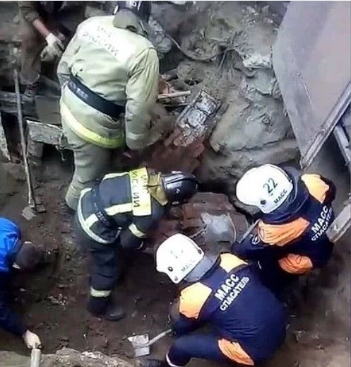 Мужчина чудом выжил, проведя под завалом в траншее 4 часа