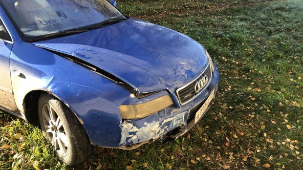 Из-за гололеда Audi выкинуло с дороги в забор в микрорайоне Щ