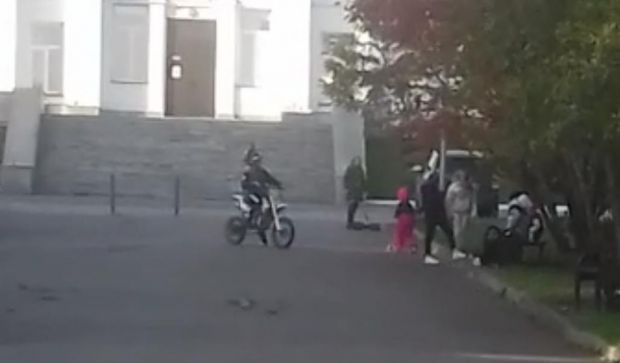 В микрорайоне ОбьГЭС подросток на питбайке сбил 6-летнюю девочку