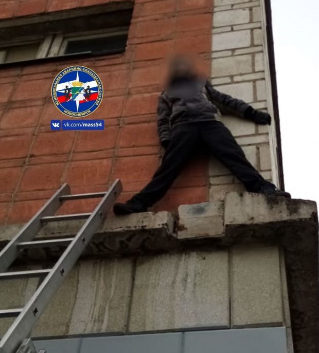 10-летнего мальчика сняли с карниза здания школы