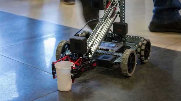 Бот-корректор и суперблинница: юные инженеры создают будущее