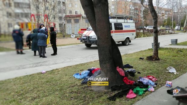 В Новосибирске подростки выбросили из окна квартиры вещи и одежду