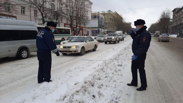 Инспекторы ГИБДД проверяют, как убирают дороги в снегопад