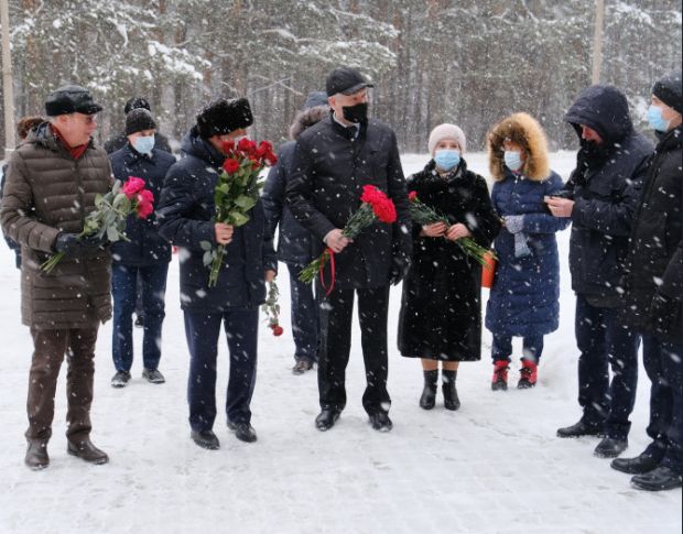 В Академгородке возложили цветы к памятнику академику Лаврентьеву