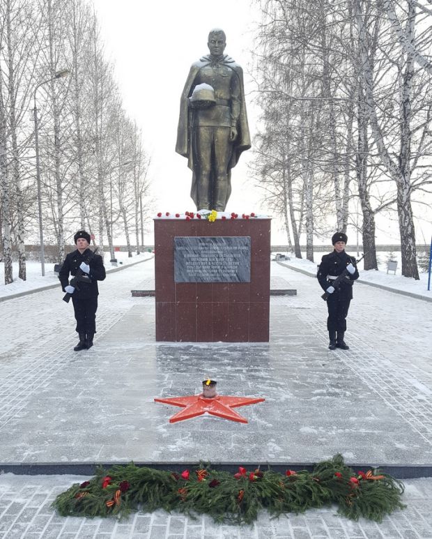 В честь Дня неизвестного солдата к памятнику «Алёша-сибиряк» возложили цветы