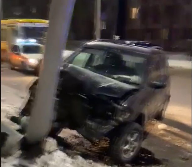 Спасатели пришли на помощь пострадавшей в ДТП женщине
