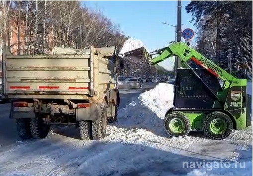 Почти тысячу кубометров снега за сутки вывезли в Советском районе