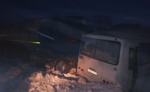 В аварии с бензовозом погиб водитель автобуса и пострадали восемь человек