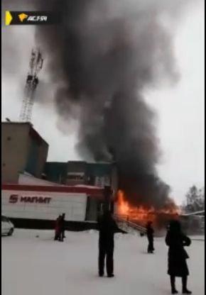 На улице Шлюзовой горело складское помещение возле магазина