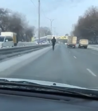Сибиряк на электросамокате на Бердском шоссе вызвал неоднозначную реакцию