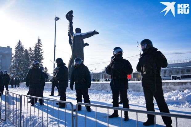 Около 1000 человек пришли на несанкционированный митинг на площади Ленина