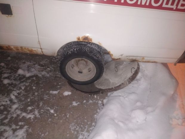 В Советском районе машина скорой помощи провалилась в люк