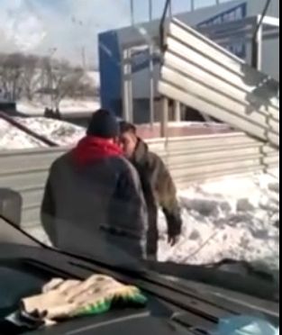 Конфликт водителей грузовика и «Лады Гранты» закончился стрельбой