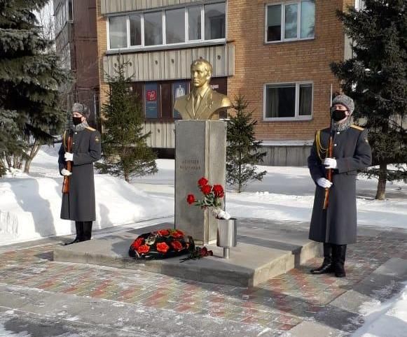 Жители Советского района возложили цветы к памятникам интернационалистам